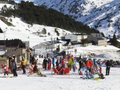 Esquiadores este domingo en la estación de Candanchú, en el valle del Aragón.