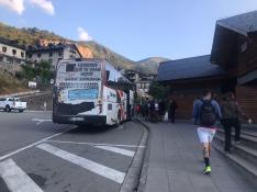 Visitantes subiéndose este año al autobús de la pradera de Ordesa en el Centro de Visitantes de Torla.
