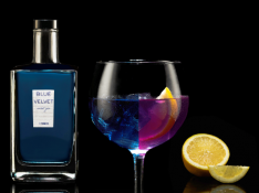 Blue Velvet es azul en inicio, aunque al combinarse con una bebida efervescente se tiñe de morado.