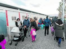 Familias de escolares de infantil, ayer, esperan para entrar en el colegio María Zambrano.