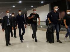 Djokovic, acompañado de su equipo, en el aeropuerto de Melbourne.
