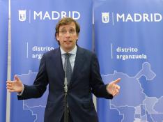 El alcalde de Madrid, José Luis Martínez-Almeida, interviene durante una visita al Centro Dotacional Integrado de Arganzuela.