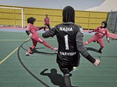 Jóvenes afganas juegan ahora a fútbol antes de la llegada al poder de los talibanes