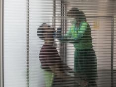 Un posible paciente de covid-19 se somete a una PCR en la sede del 061 en Zaragoza
