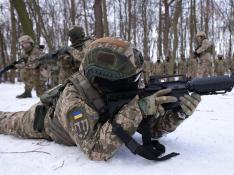 Voluntarios de las milicias ucranianas en Kiev