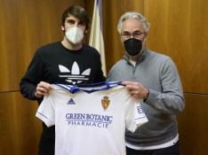 Eugeni posa con la camiseta del Real Zaragoza junto a Miguel Torrecilla.