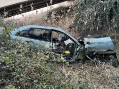 El coche accidentado en Almudévar al caer por un barranco.
