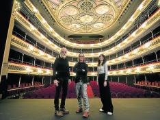 Ricardo Joven, Jesús Arbués y Alicia Montesquiu, ayer, sobre el escenario del Teatro Principal.
