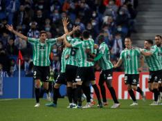 Los jugadores del Betis celebran el segundo gol del equipo andaluz.