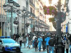 La calle Alfonso I de Zaragoza ofrecía ayer por la tarde este concurrido aspecto.