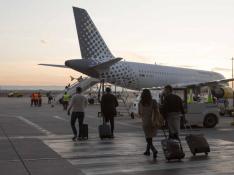 Varios viajeros se dirigen a un avión en el aeropuerto de Zaragoza.