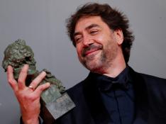 Javier Bardem posa con su Premio Goya.