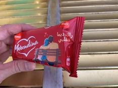 Polémica en Marruecos por el envase de un bollo con dibujos de enamorados