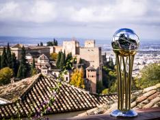 El trofeo de la Copa del Rey, con la Alhambra de fondo