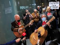 Militantes del PP se manifiestan ante la sede de Génova para pedir la dimisión de Casado y García Egea