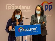 La portavoz municipal del PP en Huesca, Gemma Allué, a la izquierda, junto a la concejala Antonia Alcalá.