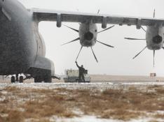Llegada del avión A-400 del Ejército del Aire en el aeropuerto de San Juan de Terranova