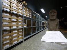 La estatua Moai durante el proceso de embalaje para ser trasladado