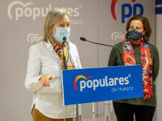 Pilar Cortes y Teresa Moreno durante la rueda de prensa de este lunes en la sede del PP de Huesca.