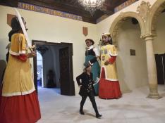 El Ayuntamiento de Huesca recupera las visitas guiadas tras la restauración del patio de entrada.