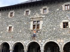 Cornelio colgará en la fachada del Ayuntamiento de Bielsa hasta el domingo.