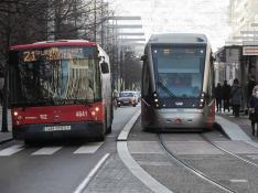 Un autobús urbano y el tranvía de Zaragoza circulando juntos. gsc