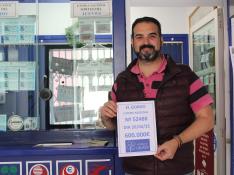 César Oriol, sonriente con el cartel del número afortunado