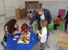 El consejero Felipe Faci ha visitado este martes el colegio Katica Acín de Binéfar.