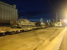 Tanques cargados en un convoy ferroviario detenido en la estación de Binéfar