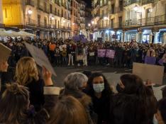 La plaza del Torico de Teruel se tiñó de carteles morados en apoyo al colectivo femenino.