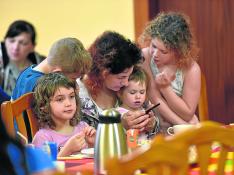 Las madres con sus hijos e hijas, desayunando en el albergue de los Escolapios de Peralta de la Sal tras el largo viaje desde Ucrania.