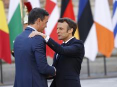 Bienvenida de Macron a Sánchez en el encuentro de jefes europeos en Versalles este jueves.