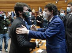 El presidente en funciones de la Junta de Castilla y León, Alfonso Fernández Mañueco (d), saluda al candidato de Vox a la presidencia , Juan García-Gallardo (i)