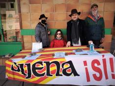 Imagen de la última mesa para la recogida de firmas organizada este fin de semana en Sariñena.