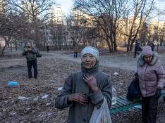 Ciudadanos de Kiev cuya casa ha sido bombardeada.