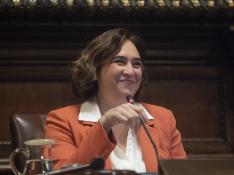Ada Colau durante el pleno del Ayuntamiento de Barcelona este viernes.