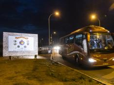 El autobús que traslada al grupo que aterrizó en Zaragoza sale de la base militar