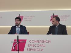 Director del secretaria del Sostenimiento de la Iglesia, José María Albalad, y el jefe de comunicación de la CEE, José Gabriel Vera.