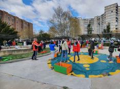 Fiesta inclusiva de Autismo Aragón en el parque Roberto Camardiel de Zaragoza.