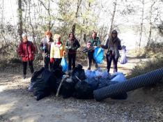 Unas voluntarias recogen decenas de kilos de basuras en el entorno de Barasona.