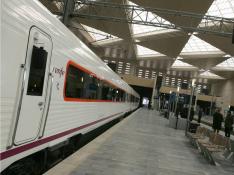 Un tren regional de Renfe en la estación de Delicias de Zaragoza. gsc