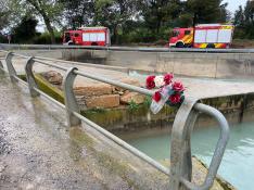 Este ramo de flores está colocado en el lugar del accidente ocurrido este miércoles, pero en memoria de otra víctima fallecida hace dos años.