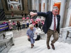El representante del estado de Kentucky, Randy Bridges, rechaza a los defensores del derecho al aborto