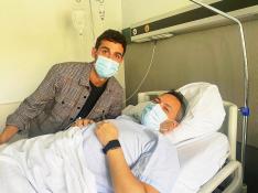 Luis Costa y David Navarro, en la clínica tras la intervención del entrenador zaragozano.