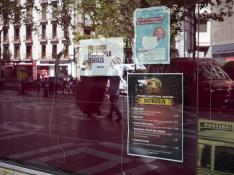 Cartel de uso obligatorio de mascarilla, este lunes, en un bar de Zaragoza.