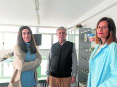 Vicente Malo Lozano con sus hijas Paula y Laura, al frente de Estebro, en Malpica-Alfindén.