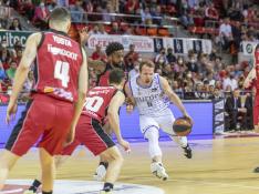 El jugador del Bilbao Basket, Rafa Luz (c) intetna superar la defensa del Casademont Zaragoza durante el partido de Liga Endesa uque disputan en el pabellón Príncipe Felipe de ZAragoza.