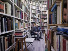 Albert Costa, en su librería de Barcelona.