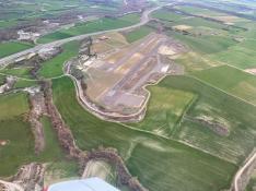 Vista aérea de las instalaciones del aeródromo de Santa Cilia, con la nueva pista que ha habilitado.