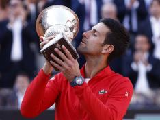 Novak Djokovic con la copa de ganador en Roma